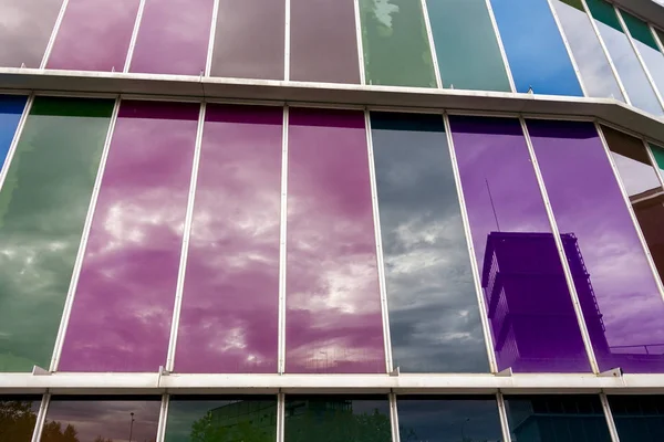 Moderna fachada del edificio con reflejos . — Foto de Stock