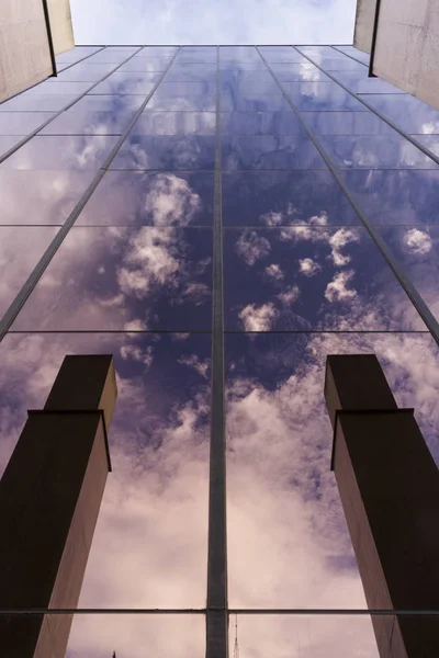 Moderna fachada del edificio con reflejos . — Foto de Stock