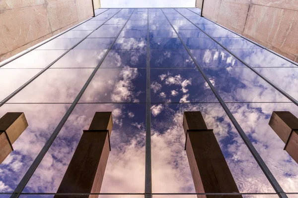 Moderna fachada del edificio con reflejos . — Foto de Stock