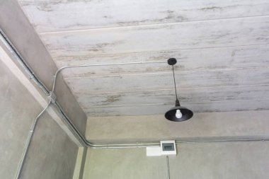 İç tavan tasarımı ve dekorasyonu lamba, çelik boru ve çatı katı tasarımıyla.