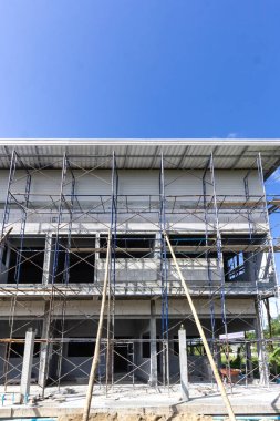 Tayland 'da ahşap iskeleli iki katlı ev inşa ediliyor, modern ev tasarımı..