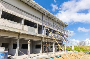 Tayland 'da ahşap iskeleli iki katlı ev inşa ediliyor, modern ev tasarımı..