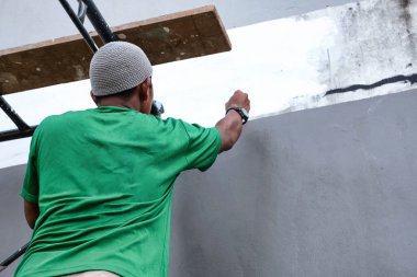 Ev boyacısı, evin yenilenmesi için çalışıyor..