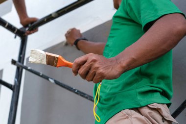 Ev boyacısı, evin yenilenmesi için çalışıyor..