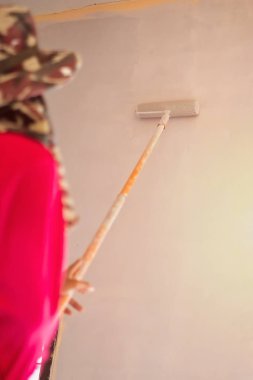 Ev boyacısı, evin yenilenmesi için çalışıyor..