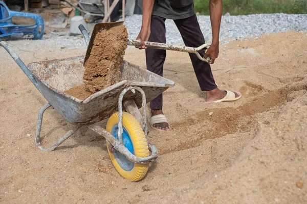 Trabajador Usa Pala Para Llenar Arena Rueda Prestada Para Construcción —  Fotos de Stock