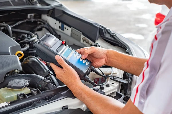 Técnico Estão Realizando Verificação Carro Para Reparação Automóveis — Fotografia de Stock