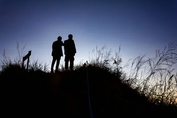 Silhouette Zweier Wanderer Steht Auf Dem Gipfel Des Berges — Stockfoto