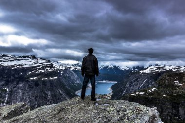 22 Temmuz 2015: Trolltunga, Norveç'in kenarında Traveller