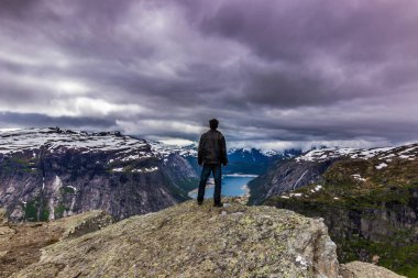 22 Temmuz 2015: Gezgin Trolltunga kenarında Panoraması, 