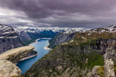 22 Temmuz 2015: Ünlü kenarına Trolltunga, Norveç