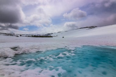 22 Temmuz 2015: Trolltunga, Norveç'e yolda buzlu manzara