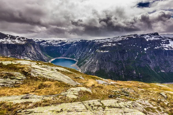 Ιούλιος 22, 2015: Λίμνη στο δρόμο για χώρου (Trolltunga), Νορβηγία — Φωτογραφία Αρχείου