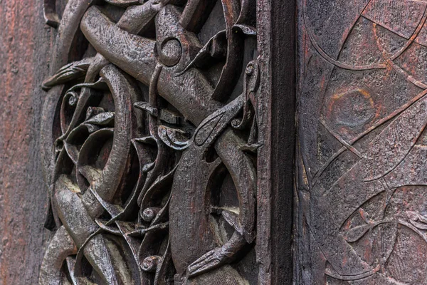 24 juli 2015: Detail van de muur van de staafkerk van Urnes, noch — Stockfoto