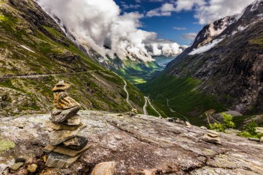25 Temmuz 2015: Bir rock marker başta-in Trollstigen, Norveç