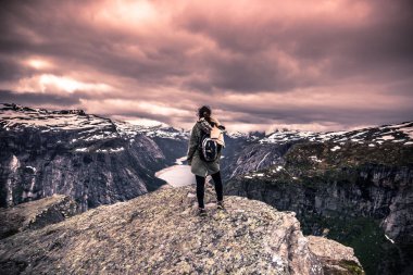 22 Temmuz 2015: Trolltunga, Norveç (editoryal içerik yalnızca kenarında Traveller)