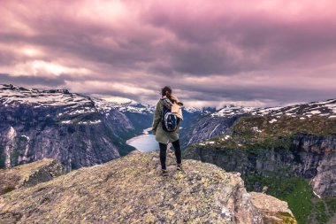 22 Temmuz 2015: Trolltunga, Norveç'in kenarında Traveller