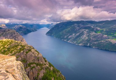 20 Temmuz 2015: Müezzin kayası, Norwa Zirvesi'nde manzara