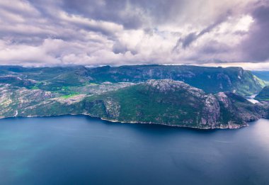 20 Temmuz 2015: Müezzin kayası, Norwa Zirvesi'nde manzara
