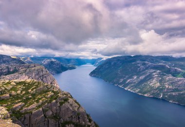 20 Temmuz 2015: Müezzin kayası, Norwa Zirvesi'nde manzara