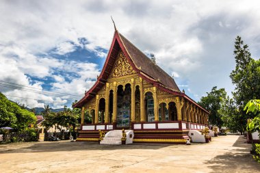 20 Eylül 2014: Wat Manorom tapınakta Luang Prabang, Laos
