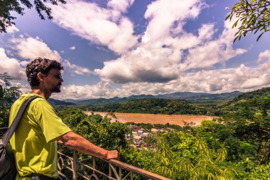 20 Eylül 2014: Mekong Nehri lua bakarak Gezgin
