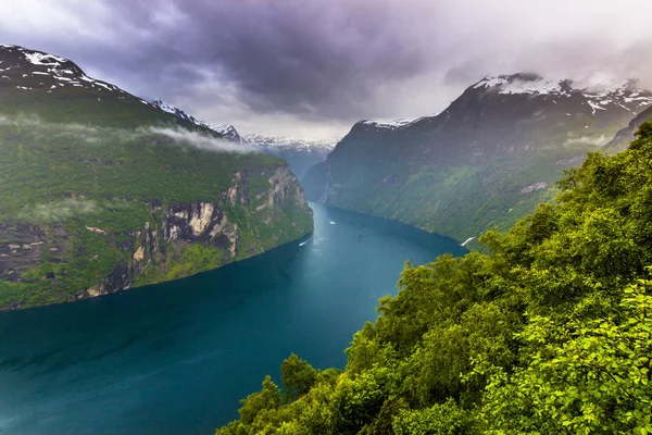 24 de julio de 2015: Vista panorámica del fiordo Geiranger, Noruega — Foto de Stock