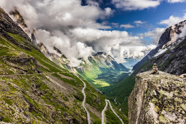 25 Temmuz 2015: Bir rock marker başta-in Trollstigen, Norveç