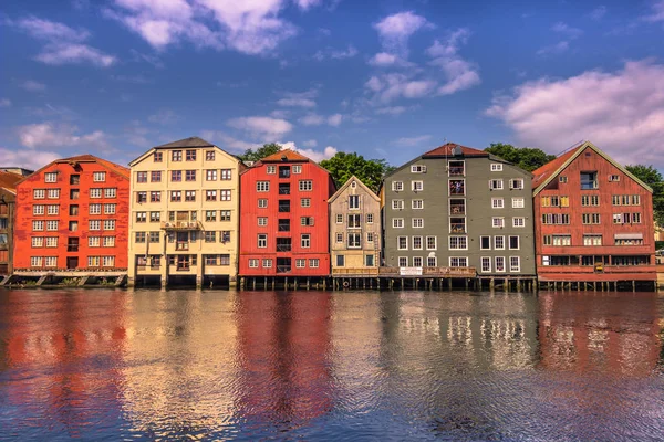 28 de julio de 2015: Fachada de viviendas en el puerto de Trondheim, Norwa — Foto de Stock