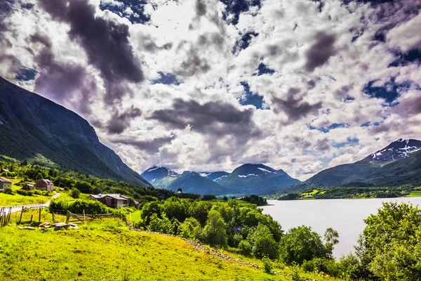 25 lipca 2015: Niebo Norwegia n norweskiej wsi w pobliżu Al — Zdjęcie stockowe
