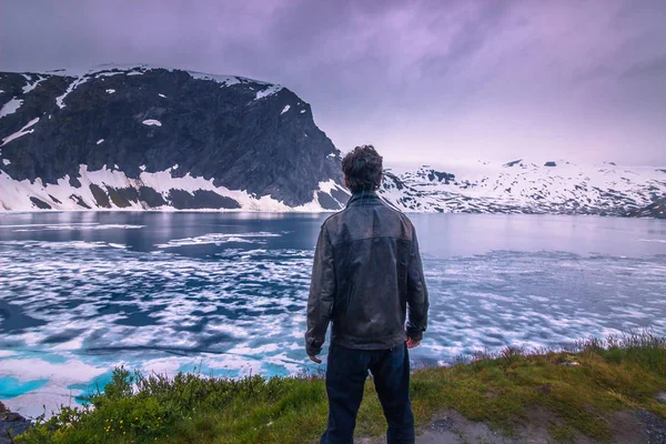 July 24, 2015: Traveller in the cold norwegian wilderness, Norwa — Stock Photo, Image