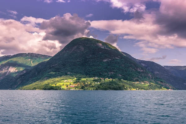 23 juillet 2015 : Village d'Ornes dans le fjord Sogn om fjordane, N — Photo