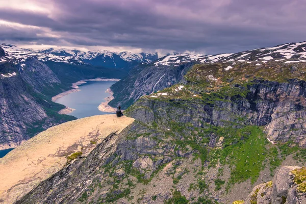 22 luglio 2015: Viaggiatore ai margini di Trolltunga, Norvegia — Foto Stock