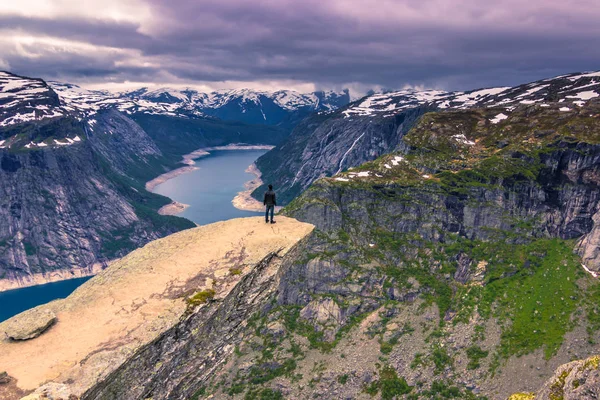 July 22, 2015: Traveller at the edge of Trolltunga, Norway — Stock Photo, Image