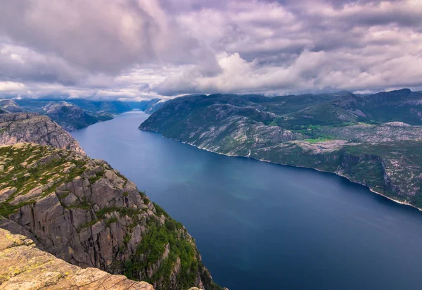 20 luglio 2015: Paesaggio in vetta alla Roccia Pulpito, Norwa — Foto Stock