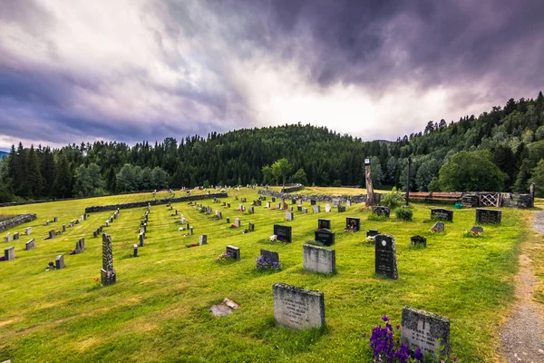 18 de julho de 2015: Cemitério da Igreja de Eidsborg Stave, Noruega — Fotografia de Stock