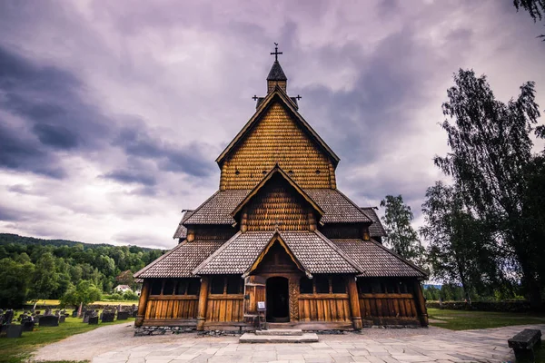 18 de julho de 2015: Fachada da Igreja Heddal Stave em Telemark, Noruega — Fotografia de Stock