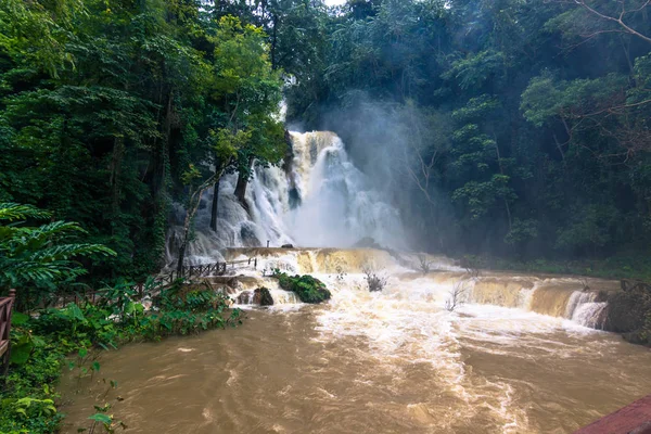 2014. szeptember 21.: A a park a Kuang Si vízesés, Laosz — Stock Fotó