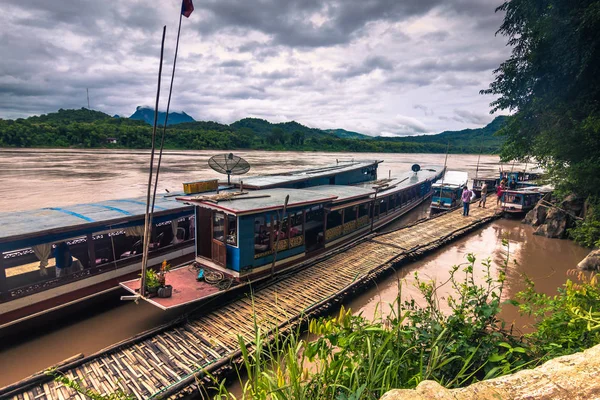 21 Eylül 2014: Girişinde rıhtıma Pak Ou mağaralar, L