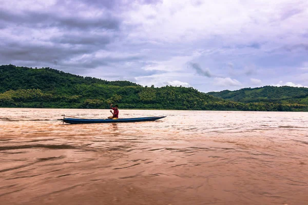 老挝在湄公河流域，2014 年 9 月 21 日︰ 渔夫 — 图库照片