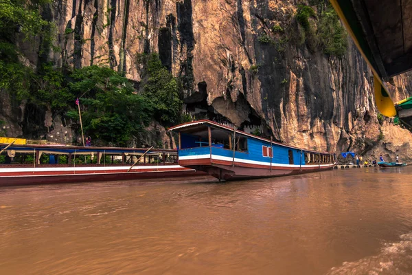 21 september, 2014: Ingången till Pak Ou grottorna, Laos — Stockfoto