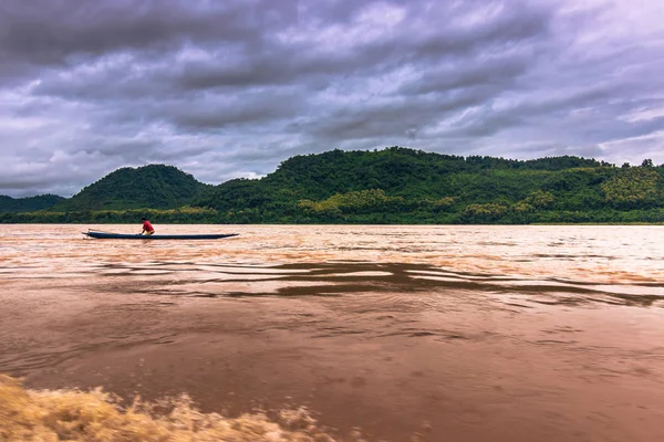 老挝在湄公河流域，2014 年 9 月 21 日︰ 渔夫 — 图库照片
