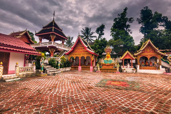 21 Eylül 2014: Ban Xang Hai, Laos tapınaklarda