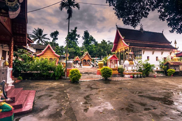 21 Eylül 2014: Ban Xang Hai, Laos tapınaklarda