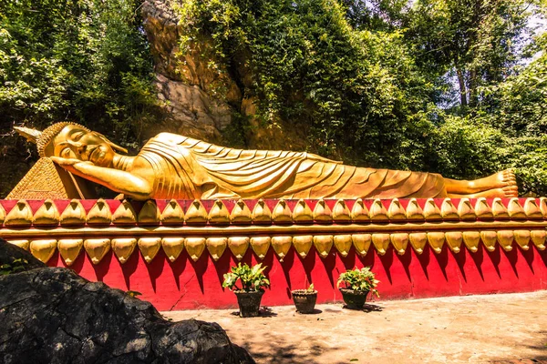 2014 年 9 月 20 日︰ 佛像在老挝琅勃拉邦 — 图库照片