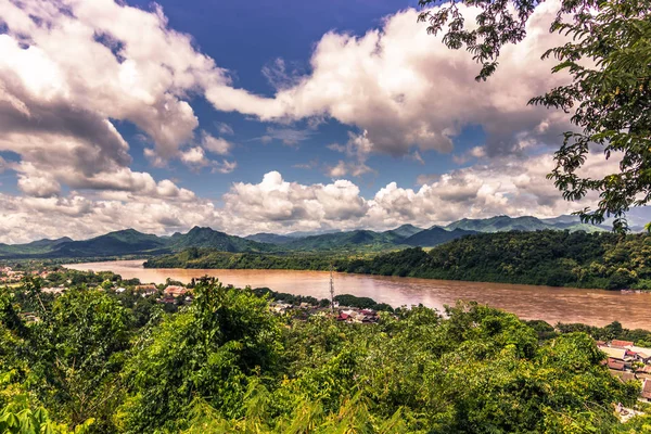 20 Eylül 2014: Mekong Nehri Luang Prabang, Laos