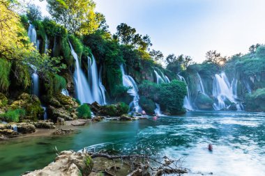 12 Temmuz 2016: yapıları şelaleler, Bosna banyo insanlar 