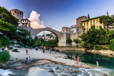 11 Temmuz 2016: Stari Most insanlar tarafından küçük plaj yakınındaki