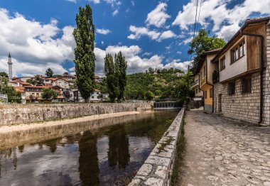 10 Temmuz 2016: Saraybosna, Bosna eski kasaba küçük kanalda 