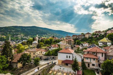 09 Temmuz 2016: Travnik, Bosna eski kasaba ışık ışınlarının 